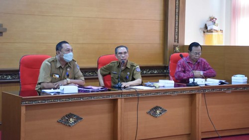 Kepala Dinas Pendidikan Kepemudaan dan Olahraga (Disdikpora) Kota Denpasar, AA Gede Wiratama didampingi Ketua Panitia PPDB Dinas Pendidikan Kepemudaan dan Olahraga (Disdikpora) Kota Denpasar, AA Putu Gede Astara, saat sosialisasi pelaksanaan PPDB Tahun 2022/2023 bersama Perbekel/Lurah se-Kota Denpasar di Kantor Disdikpora Kota Denpasar, Senin (13/6).