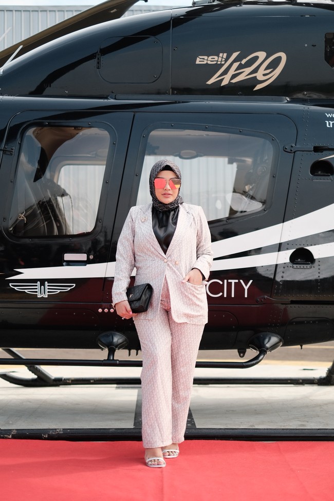 Wanita yang bernama lengkap Aurelie Nurhermansyah ini bergaya dengan hijab segi empat andalannya saat berpose di depan helikopter. Dia mengaku penampilannya dengan blazer ala Lady Boss merupakan andalannya. Saya lebih senang pakai hijab segi empat dan blazer supaya tetap rapi, elegan, smart dan kece, kata Aurel dalam peluncuran Vanilla Hijab monogram, Selasa (14/6/2022) di Cengkareng, Jakarta Barat. Foto: Dok. Vanilla Hijab.