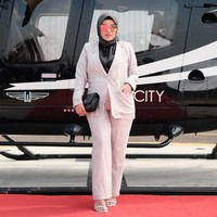 Wanita yang bernama lengkap Aurelie Nurhermansyah ini bergaya dengan hijab segi empat andalannya saat berpose di depan helikopter. Dia mengaku penampilannya dengan blazer ala Lady Boss merupakan andalannya. Saya lebih senang pakai hijab segi empat dan blazer supaya tetap rapi, elegan, smart dan kece, kata Aurel dalam peluncuran Vanilla Hijab monogram, Selasa (14/6/2022) di Cengkareng, Jakarta Barat. Foto: Dok. Vanilla Hijab.