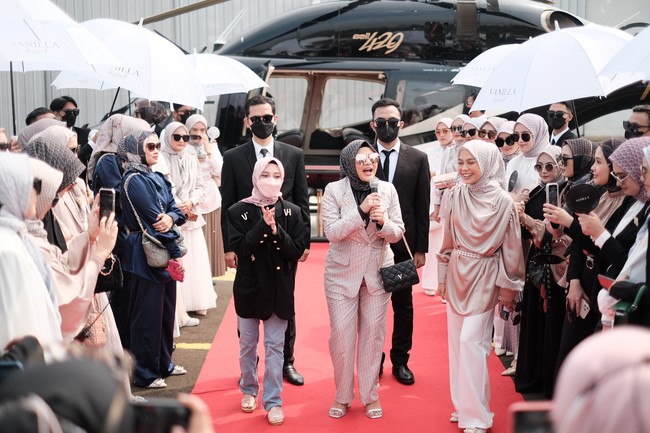 Istri Atta Halilintar ini juga mengaku lebih percaya diri memakai blazer ketiga ada kegiatan di luar rumah. Semenjak habis melahirkan kalau mau pergi pasti yang paling gampang ya pakai blazer. Aku dikirimin dua look dan aku percaya diri memakai outfit ini (blazer), jelasnya. Foto: Dok. Vanilla Hijab.