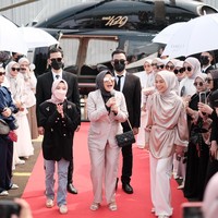 Istri Atta Halilintar ini juga mengaku lebih percaya diri memakai blazer ketiga ada kegiatan di luar rumah. Semenjak habis melahirkan kalau mau pergi pasti yang paling gampang ya pakai blazer. Aku dikirimin dua look dan aku percaya diri memakai outfit ini (blazer), jelasnya. Foto: Dok. Vanilla Hijab.