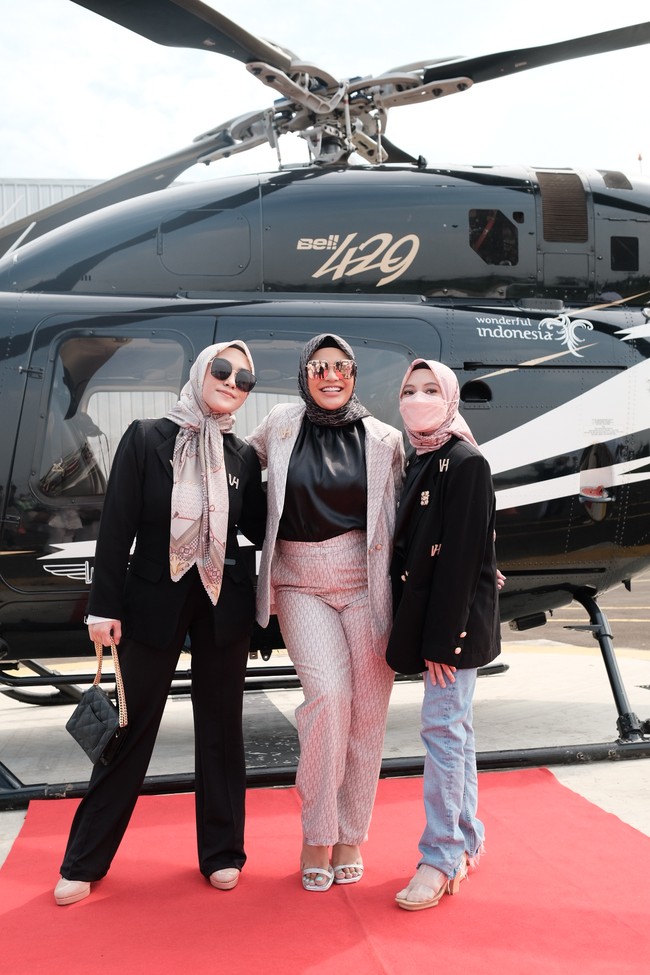 Menurut pendiri Vanilla Hijab, Atina Maulina sosok Aurel sesuai dengan karakter koleksi terbaru Vanilla yaitu mandiri, percaya diri, dan berani. “Menyenangkan sekali dapat berpartisipasi dalam peluncuran koleksi terbaru dari Vanilla Hijab ini. Bagi saya, menjadi perempuan sejatinya selain dari sikap dan perilaku perlu juga ditunjang dengan citra dan penampilan. Semua hal itu akan saling mendukung dan dapat memberikan rasa percaya diri yang lebih kuat. Saya melihat filosofi dan koleksi Vanilla Hijab sangat indah dan merupakan sesuatu yang penting untuk menjadi bagian yang diperlukan oleh setiap wanita di Indonesia,” ungkap Aurel. Foto: Dok. Vanilla Hijab.