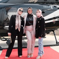 Menurut pendiri Vanilla Hijab, Atina Maulina sosok Aurel sesuai dengan karakter koleksi terbaru Vanilla yaitu mandiri, percaya diri, dan berani. “Menyenangkan sekali dapat berpartisipasi dalam peluncuran koleksi terbaru dari Vanilla Hijab ini. Bagi saya, menjadi perempuan sejatinya selain dari sikap dan perilaku perlu juga ditunjang dengan citra dan penampilan. Semua hal itu akan saling mendukung dan dapat memberikan rasa percaya diri yang lebih kuat. Saya melihat filosofi dan koleksi Vanilla Hijab sangat indah dan merupakan sesuatu yang penting untuk menjadi bagian yang diperlukan oleh setiap wanita di Indonesia,” ungkap Aurel. Foto: Dok. Vanilla Hijab.