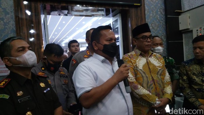 Kombes John saat memberikan keterangan bersama Bupati Madina, Jakfar usai rapat di Polda Sumut