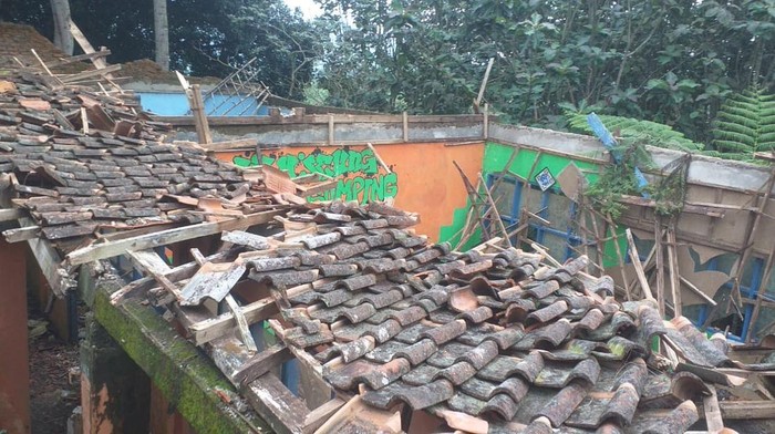 Kondisi bangunan SMP PGRI yang rusak akibat diterjang hujan deras dan angin kencang