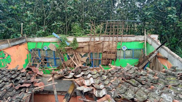 Kondisi bangunan SMP PGRI yang rusak akibat diterjang hujan deras dan angin kencang
