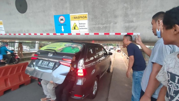 Kondisi lalin di Jembatan Antilope, Bekasi, imbas pemasangan girder box kereta cepat.