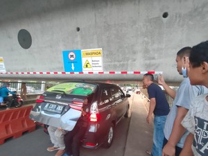 Mobil Nyaris Tersangkut Girder Kereta Cepat yang Nempel di Jembatan Bekasi