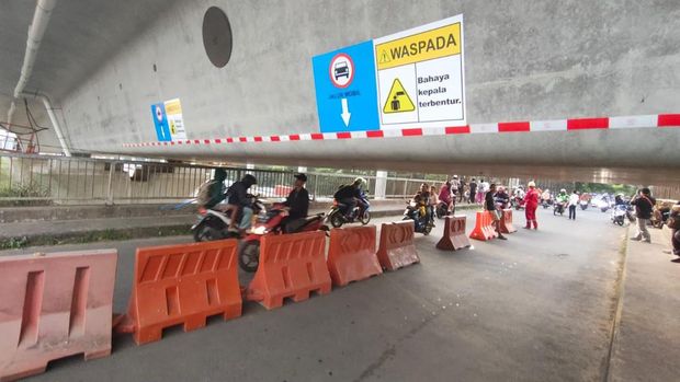 Kondisi lalin di Jembatan Antilope, Bekasi, imbas pemasangan girder box kereta cepat.