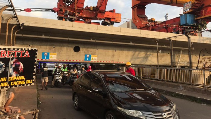 Kondisi lalin di Jembatan Antilope, Bekasi, imbas pemasangan girder box kereta cepat.