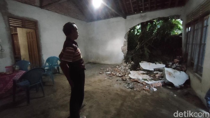 Kondisi rumah Supardi yang rusak imbas longsor di Samigaluh, Kulon Progo, Selasa (14/6/2022)