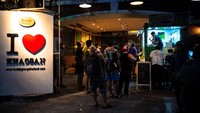 Mengutip Reuters, turis ramai-ramai membeli ganja setelah ganja dihapus dari daftar narkotika di bawah hukum Thailand.