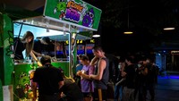 Sejumlah turis mengantre untuk membeli ganja di sebuah truk yang berada di Khaosan Road, salah satu tempat wisata favorit di Bangkok, Thailand, Senin (13/6/2022).