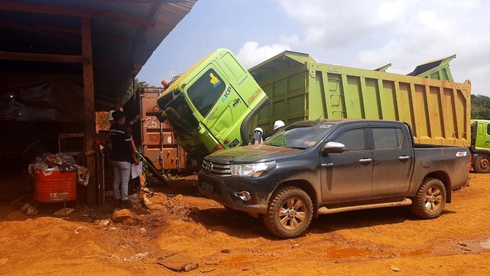 Melihat dari Dekat Aktivitas di Tambang Nikel Kawasan pertambangan Nikel di Sulawesi Tenggara tampak sibuk oleh aktivitas para pekerjanya. Sejumlah truk terparkir untuk menunjang aktivitas pertambangan.