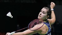 Ekspresi Carolina Marin saat berusaha mengembalikan bola.