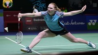 Pebulutangkis Denmark Julie Dawall Jakobsen saat menghadapi Carolina Marin.