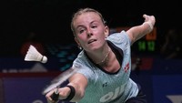 Totalitas Mia Blichtfeldt saat berusaha mengjangkau bola.