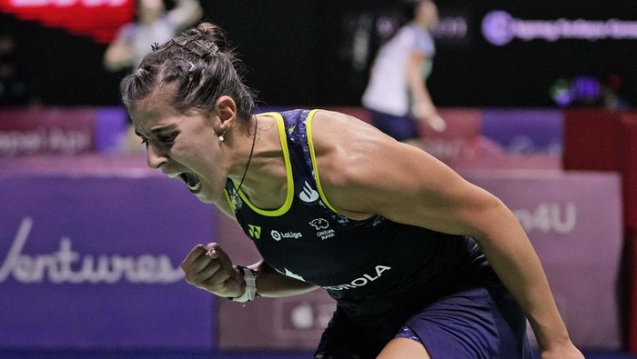 Melihat Para Srikandi Luar Negeri Beraksi di Indonesia Open 2022 India's Pusarla V. Sindhu competes against China's He Bing Jiao during their women's singles first round match at Indonesia Open badminton tournament at Istora Gelora Bung Karno Stadium in Jakarta, Indonesia, Tuesday, June 14, 2022. (AP Photo/Dita Alangkara)