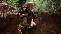 Mereka terus memantau situasi di sekitar parit pertahanan. Hal itu dilakukan untuk mempertahankan wilayah Donetsk.