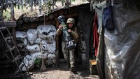 Para prajurit Ukraina juga dibekali senjata anti-tank ringan di benteng pertahanan tersebut.