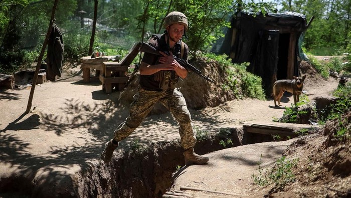 Para prajurit Ukraina terus melakukan perlawanan terhadap serangan Rusia. Mereka melakukan perlawanan di parit-parit pertahanan yang berada di garis depan.