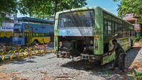 Sejumlah bus yang sudah tidak layak jalan pun dimodifikasi menjadi ruang kelas.  