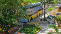 Tak hanya bus bekas yang dihias, lingkungan di sekitar bus juga dirapihkan menjadi taman.  