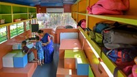 Bus bekas yang disulap menjadi ruang kelas ini bisa menjadi contoh pemanfaatan limbah bus yang sudah tak layak pakai.  