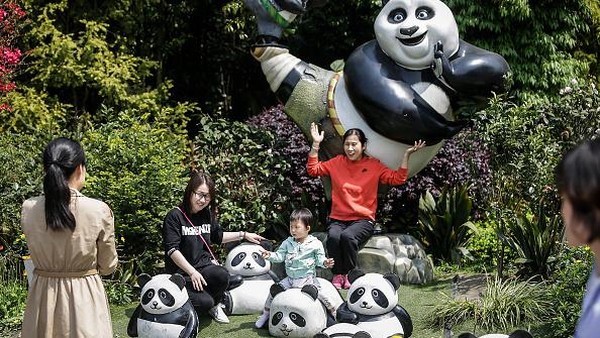 Chengdu Research Base of Giant Panda Breeding ini merupakan pusat penangkaran dan theme park panda terbesar di dunia. 
