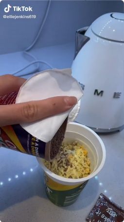 Cara masak mie instan cup agar lebih enak berbumbu
