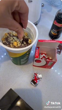 Cara masak mie instan cup agar lebih enak berbumbu