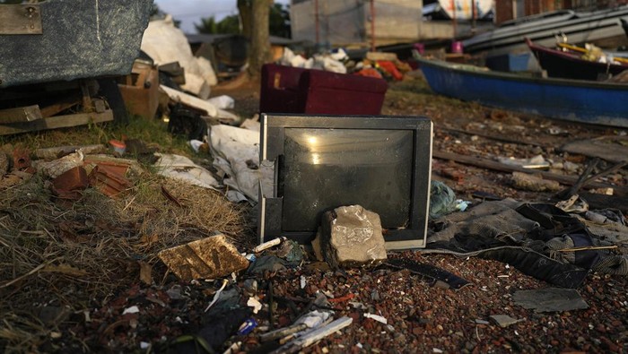 Miris! Hutan Mangrove di Brasil Jadi Tempat Pembuangan Sofa-TV Kondisi hutan mangrove di Teluk Guanabara di Rio de Janeiro, Brasil, memprihantinkan. Area itu jadi tempat pembuangan sampah, sofa hingga televisi. Ini fotonya.