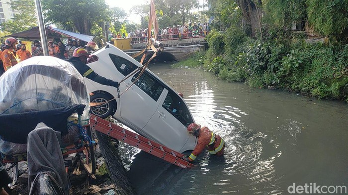 mobil tercebur sungai di surabaya
