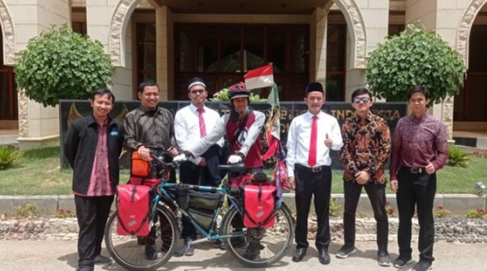 Muhammad Fuzan (tengah) bersama Pimpinan Cabang Istimewa Muhammadiyah (PCIM) Arab Saudi di Riyadh. Foto/muhammadiyah.or.id