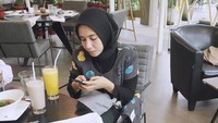 Nah, kalau yang satu ini adalah momen Nadya Arifta saat nongkrong di sebuah kafe. Ia tampak sibuk dengan ponselnya, sementara dua gelas minuman sudah menunggu di atas meja. Foto: Instagram @nadrifta