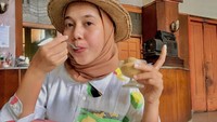 Salah satunya ada momen saat ia menikmati es krim di sebuah gerai legendaris. Gerainya unik karena dihiasi dengan dekorasi antik. Foto: Instagram @nadrifta