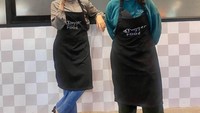 Nah, beginilah penampilan Nadya Arifta saat berada di gerai Mager Food. Bersama dengan rekannya, ia menggunakan celemek bertuliskan Magger Food. Foto: Instagram @nadrifta