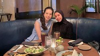 Terakhir ada momennya saat makan bersama temannya. Ia memesan nasi dan ayam. Sementara temannya memesan salad dan kentang goreng. Foto: Instagram @nadrifta