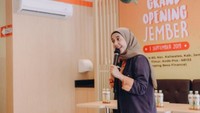 Selain dikenal sebagai MC untuk beberapa acara, Nadya Arifta kini melebarkan sayap di dunia kuliner. Ia membuka bisnis kuliner berupa rice bowl. Foto: Instagram @nadrifta