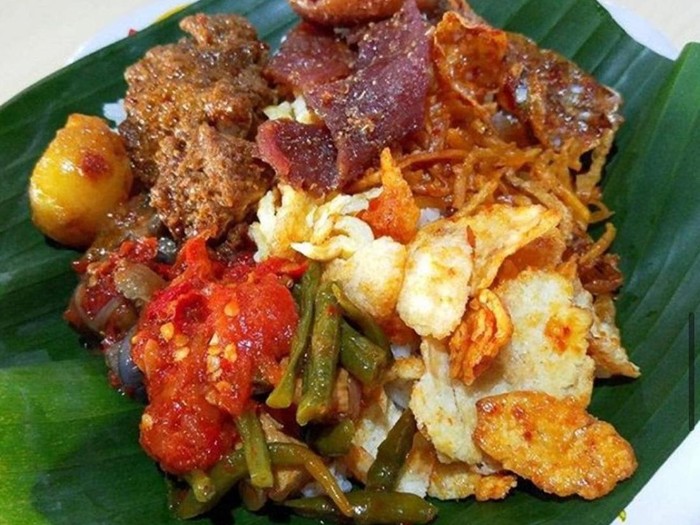 Nasi uduk lauk dendeng babi
