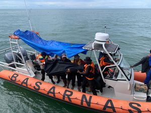 2 Nelayan di Bone Tersambar Petir Saat Melaut, Kapal Terbelah-1 Tewas