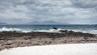 Traveler boleh berfoto-foto di pantai ini tapi dilarang untuk membawa ‘popcorn’nya pulang. Tapi ada saja traveler yang tak patuh, lebih dari 10 kilo karang diambil setiap bulannya.(Getty Images)