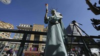 Mengutip AP, Theary Seng berdiri di luar pengadilan dengan mengenakan pakaian seperti Lady Liberty, dalam gaun hijau muda dan mahkota dengan tulisan kebebasan. Dalam aksinya, Seng juga mengangkat obor tiruannya dan berteriak bebaskan tahanan politik.