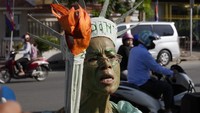 Diketahui, Seng sengaja mengenakan kostum seperti Patung Liberty di luar Pengadilan Kota Phnom Penh untuk mempublikasikan keyakinannya bahwa Kamboja bukanlah negara yang demokratis dan persidangannya tidak adil.
