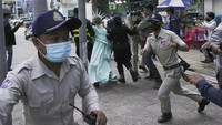 Sementara itu, aksi Theary Seng yang mengenakan kostum seperti Patung Liberty ini menarik perhatian publik. Sejumlah petugas kepolisian membawanya meninggalkan area Pengadilan Kota Phnom Penh, Kamboja.