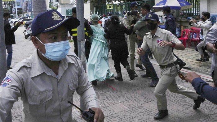 Publik Kamboja dihebohkan dengan aksi seorang pengacara Kamboja-Amerika yang berpakaian seperti Patung Liberty. Seperti apa penampakannya? Ini fotonya.