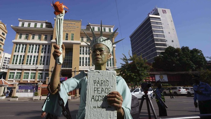 'Patung Liberty' Berjalan Bikin Geger Kamboja Sampai Dibawa Polisi Publik Kamboja dihebohkan dengan aksi seorang pengacara Kamboja-Amerika yang berpakaian seperti Patung Liberty. Seperti apa penampakannya? Ini fotonya.