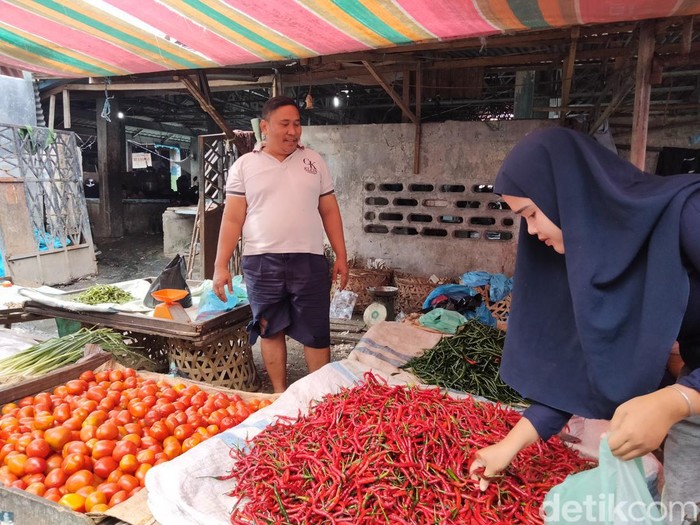 Pedagang cabai merah di Pasar Inpres Kirasaran. (Foto: Perdana/detikSumut)