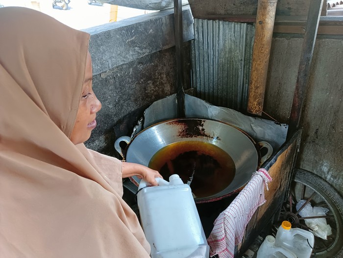 Pedagang gorengan di Jalan Raya Padangluwih, Kuta Utara Badung
