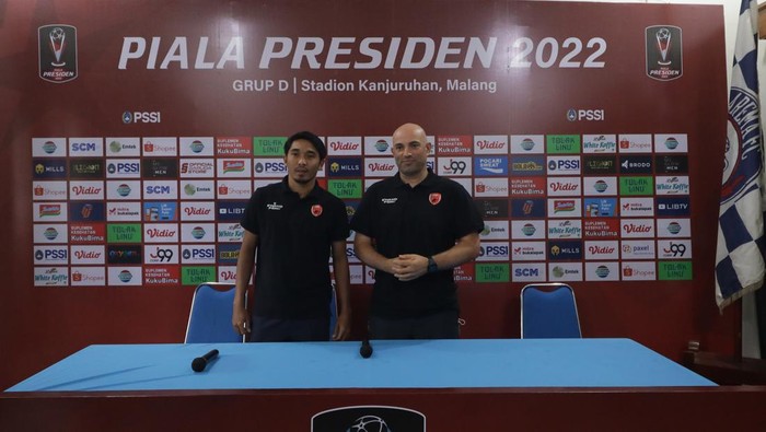 Pelatih PSM, Bernardo Tavares dan Pemain PSM, M Arfan saat sesi pre match konferensi pers sebelum melawan Persikabo 1973.